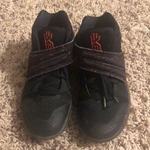 Kyri shoes Black and red wig straps
